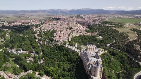 Spectacular-Alcazar-de-Segovia,-sierra-de-guadarrama-in-background