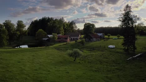 Bauernhäuser-Und-Dichter-Wald-In-Der-Nähe-Eines-Dorfes-Auf-Dem-Land-In-Ermland,-Polen