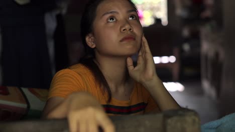 Triste-Mujer-Asiática-Mirando-Por-La-Ventana-Abuso-Prostitución-Violencia-Trama-Asia-Esclavo