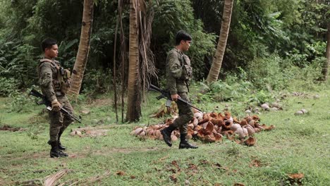 Kriegstruppen,-Asiatische-Soldaten,-Die-Durch-Den-Dschungel-Laufen,-Missbrauch,-Gewalt,-Trama,-Asien,-Myanmar,-Vietnamkrieg,-Militärkleidung,-Flüchtlinge