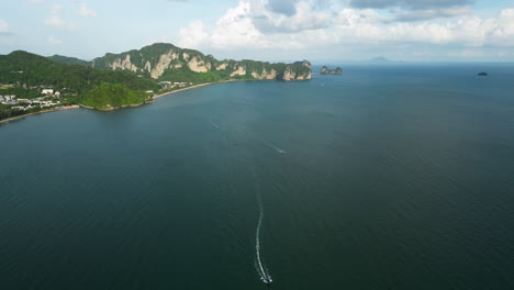 Antenne-über-Der-Küste-In-Der-Nähe-Von-Ao-Nang-Beach,-Krabi,-Thailand