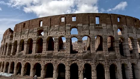 El-Coliseo-De-Roma,-Vista-Exterior-Con-Un-Hermoso-Clima-Nublado.