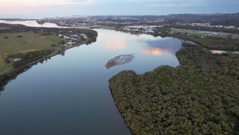 Wolken-Am-Himmel-Spiegeln-Sich-Im-Wasser-Des-Maroochy-River-In-Queensland,-Australien