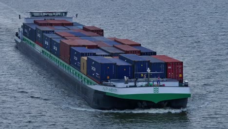 Barco-De-Carga-Fluvial-Azul-Y-Verde-Explora-Las-Aguas-De-Moerdijk