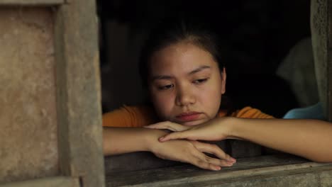 Traurige-Asiatische-Frau,-Die-Aus-Dem-Fenster-Schaut,-Missbrauch,-Prostitution,-Gewalt,-Trama,-Asien,-Sklave,-Deprimiert