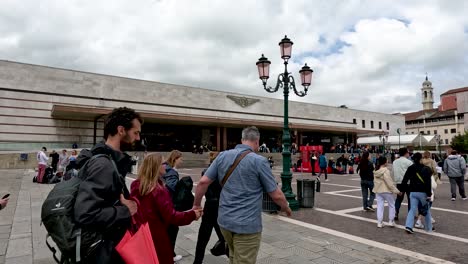 Touristen,-Die-An-Einem-Bewölkten-Tag-An-Der-Piazza-Vor-Dem-Bahnhof-Venezia-Santa-Lucia-Vorbeilaufen