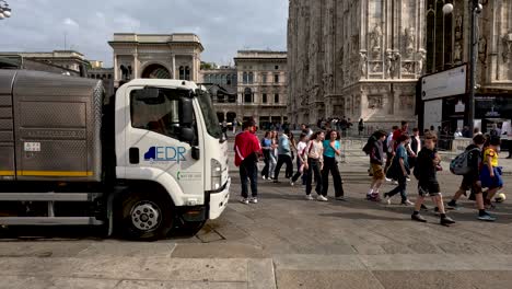 Touristen-Und-Menschen,-Die-über-Die-Piazza-Del-Duomo-In-Mailand-Laufen,-Vorbei-An-Einem-Geparkten-Müllwagen