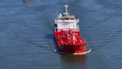 Crucero-De-Buque-Cisterna-Rojo:-Suave-Toma-Cinematográfica-De-Drones