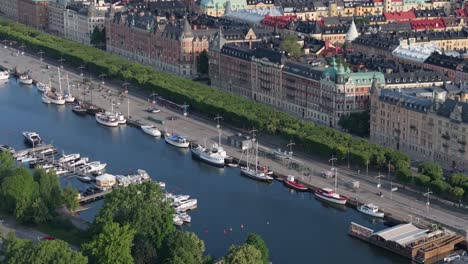Strandvagen-promenade-and-riverfront-in-Stockholm,-Sweden