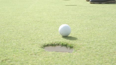 Beim-Bodenschuss-Schlägt-Der-Golfer-Den-Ball-Kurz-Und-Innerhalb-Des-Torpfostens