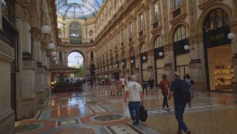 Galleria-Vittorio-Emanuele-Compras-Turísticas-En-Un-Centro-Comercial-De-Lujo-En-El-Centro-De-La-Ciudad.