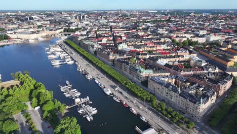 Erstaunliche-Luftaufnahme-Der-Bemerkenswerten-Historischen-Straße-Strandvagen-Mit-Uferpromenade