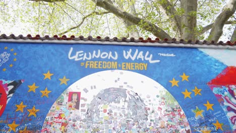 John-Lennon-Mauer-In-Prag,-Tschechische-Republik-–-Inspirierte-Graffiti,-Texte-Aus-Den-Liedern-Der-Beatles-Und-Designs-Im-Zusammenhang-Mit-Lokalen-Und-Globalen-Anliegen