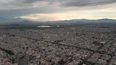 Time-lapse-Sobre-Ecatepec:-Perspectivas-Aéreas-De-Hiperlapso,-área-Metropolitana,-Ciudad-De-México