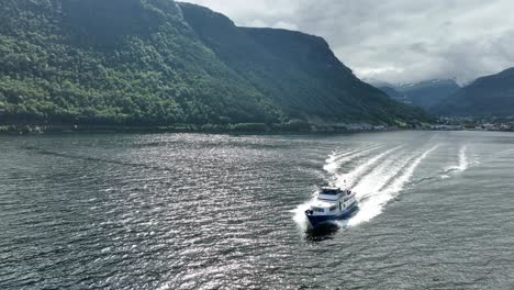 Vista-Frontal-Del-Barco-Turístico-Que-Viaja-Por-El-Fiordo-Sognefjord-Desde-Vik-Durante-El-Soleado-Día-De-Verano---Noruega-60-Fps