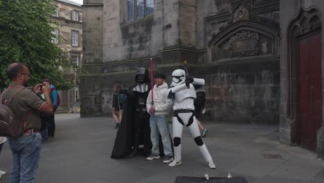 Artistas-Callejeros-Vistiendo-Trajes-De-Star-Wars-En-La-Royal-Mile-De-Edimburgo