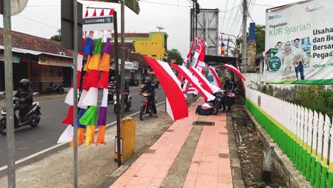 Straßenszene-Eines-Indonesischen-Flaggenverkäufers