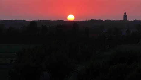 Roter-Sonnenuntergangshimmel-Mit-Leuchtturm-Westkapelle-Silhouette-In-Den-Niederlanden