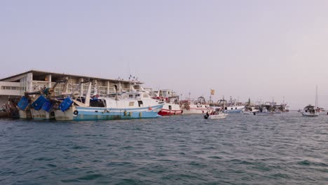 Puerto-Pesquero-Con-Barcos-Pesqueros-Y-Mercado-De-Pescado-En-Un-Puerto-De-España,-Villajoyosa,-Alicante,-Mar-Mediterráneo.