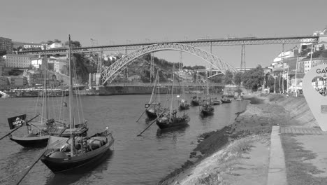 Pequeños-Veleros-En-El-Distrito-De-Gaia-En-Oporto,-Portugal.