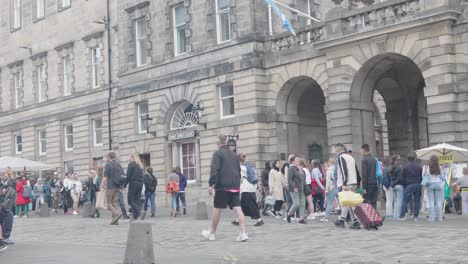 Visitantes-Y-Turistas-Cerca-De-La-Entrada-De-Mary-Kings-Close,-Edimburgo