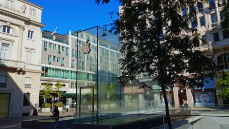 Dramatischer-Glasbrunnen-Am-Apple-Store-Piazza-Liberty-In-Mailand,-Italien