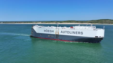 Portador-De-Vehículos-Hoegh-Sydney-Autoliner-Navegando-En-El-Mar-De-Zoutelande,-Zelanda,-Países-Bajos