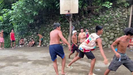 Jóvenes-Pobres-Jugando-Baloncesto-En-Una-Zona-Rural.