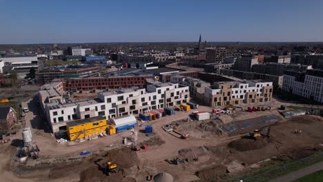 Llanuras-Aluviales-De-Pradera-Y-Vista-Aérea-De-Puur21,-Nuevo-Proyecto-De-Construcción-De-Viviendas-Que-Forma-Parte-Del-Desarrollo-Urbano-En-Zutphen,-Con-El-Barrio-De-Noorderhaven-A-Lo-Largo-Del-Río-Ijssel,-Lote-Preparatorio-De-Torres-De-Pracht.