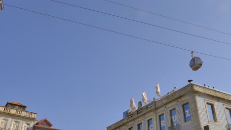 Low-Angle-Aufnahme-Einer-Standseilbahn-In-Vila-Nova-De-Gaia,-Portugal-Für-Touristen,-Die-An-Einem-Sonnigen-Tag-Sehenswürdigkeiten-Besichtigen