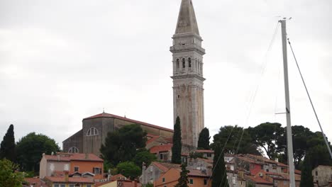 La-Torre-De-La-Iglesia-De-Santa-Eufemia-Se-Alza-Sobre-La-Ciudad-De-Rovinj.