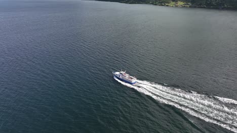 Touristenboot-überquert-Den-Norwegischen-Fjord-Sognefjorden-–-Aus-Der-Luft-Steigt-Das-Boot-In-Der-Bildmitte,-Während-Es-Durch-Die-Meeresoberfläche-Fährt