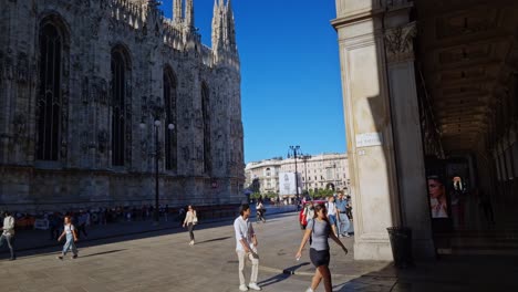 Busy-Streets-With-People-Walking-Near-Duomo-di-Milano-During-Sunny-Day-In-Milan,-Italy