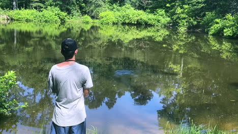 Un-Adolescente-Pescando-En-Un-Estanque-En-Un-Día-Soleado-De-Verano.