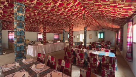 Innenraum-Des-Farbenfrohen-Traditionellen-Berberrestaurants-Mit-Roten-Und-Blauen-Dekorationen,-Tunesien