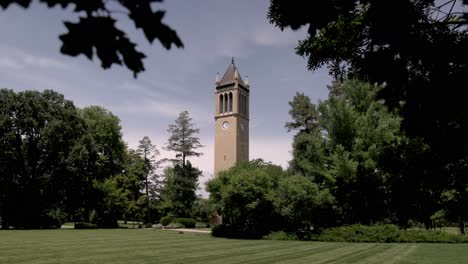 Stanton-Memorial-Carillon-Campanile-Auf-Dem-Campus-Der-Iowa-State-University-In-Ames,-Iowa-Mit-Kardanischer-Videostabilisierung-Durch-Blätter