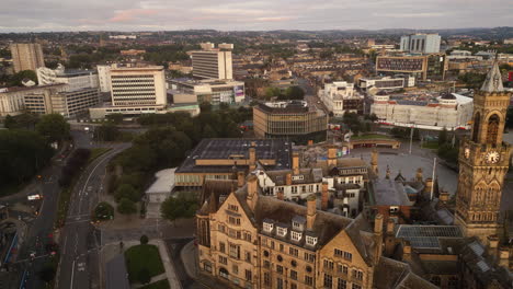 Aufsteigende-Drohne-Schoss-Bei-Sonnenaufgang-über-Das-Stadtzentrum-Von-Bradford