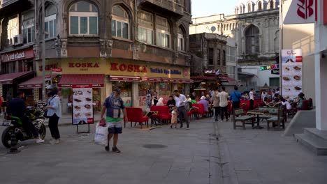 Scene-of-people-walking-and-having-lunch-at-restaurants-in-Fatih-district,-Istanbul,-Turkey