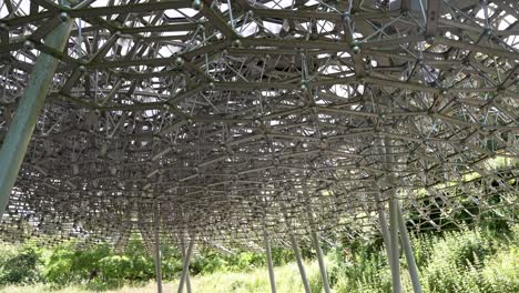 Unter-Der-Bienenstockinstallation-In-Kew-Gardens-Mit-Blick-Von-Unten-Auf-Den-Markanten-Maschenrahmen