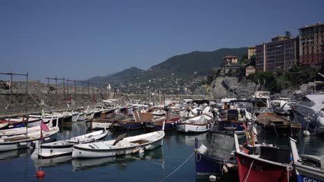 Escena-De-Barcos-Amarrando-En-El-Puerto-De-Liguria,-Camogli,-Italia