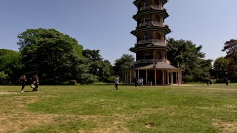 Besucher-Machen-Sich-An-Einem-Sonnigen-Tag-Auf-Den-Weg,-Um-Die-Große-Pagode-In-Den-Kew-Gardens-Zu-Besichtigen