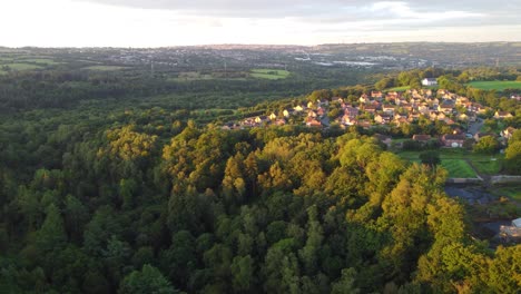 Luftaufnahme-Der-Nachbarschaftshäuser-Auf-Hügeln-Während-Der-Goldenen-Stunde-Des-Sonnenaufgangs