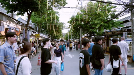 La-Gente-Camina-Por-El-Vibrante-Bullicio-Del-Mercado-Chatuchak-De-Bangkok-Con-Lugareños-Y-Extranjeros-De-Compras-En-Bangkok,-Tailandia.
