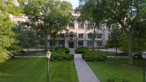 Aerial-view-away-from-the-Harper-Memorial-Library-at-the-University-of-Chicago,-in-USA