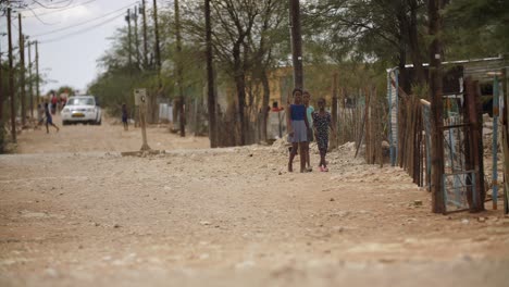 Frauen-Gehen-In-Einem-Kleinen-Dorf-In-Afrika-Spazieren