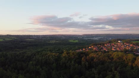 Morgensonnenaufgang-über-Der-Waldlandschaft-Mit-Häusern-Auf-Einem-Hügel
