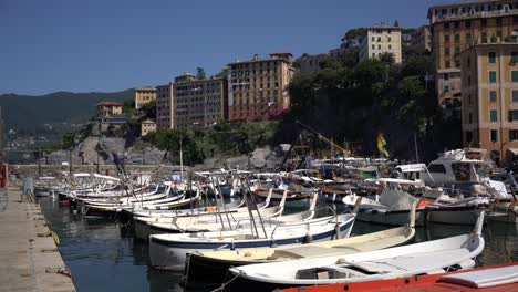 Malerische-Aussicht-Vor-Dem-Hintergrund-Bunter-Häuser-Und-Fischerboote,-Die-Im-Hafen-Von-Ligurien,-Camogli,-Italien-Anlegen