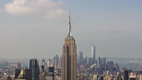 Blick-Auf-Die-Skyline-Des-Empire-State-Building,-August-2023,-Tageszeit