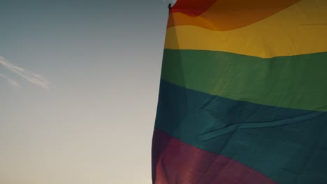 Bandera-Del-Orgullo-Gay-Ondeando-En-Un-Cielo-Soleado-Y-Brillante