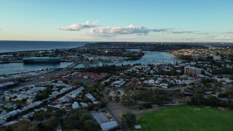 Luftaufnahme-Des-Wunderschönen-Fremantle-In-Perth-Bei-Sonnenuntergang,-Westaustralien